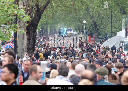 Ligne foule les rives de la Tamise pour regarder la flottille du Jubilé de diamant de mille bateaux vont passé Banque D'Images