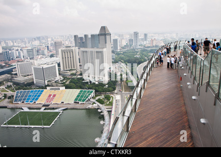 Singapour - Mars 2012 - Vue du paysage urbain de Singapour à partir de la plate-forme d'observation publique de Marina Bay Sands Resorts Hotel. Banque D'Images