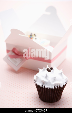 Cupcake en ruban rose, boîte-cadeau Banque D'Images