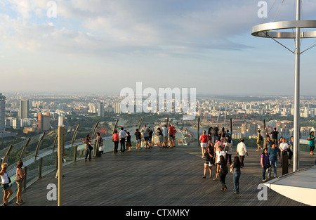 Les personnes bénéficiant de la vue panoramique sur la ville au Skypark sur le haut de la Marina Bay Sands à Singapour. Banque D'Images