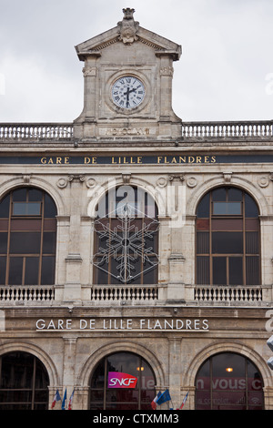 L'entrée principale de la gare de Lille Flandres, le pôle régional du système ferroviaire dans cette région de France Banque D'Images