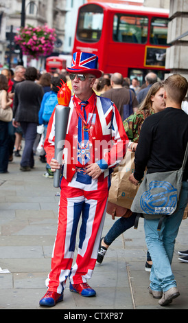 Portrait d'un homme portant un drapeau Union Jack suit holding a toy, la flamme olympique de Londres, Angleterre, Royaume-Uni Banque D'Images