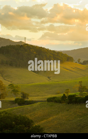 Magnifique coucher de soleil allumé hills à l'Est de Gloucester, le soleil baignant les collines dans une lueur chaude. Banque D'Images