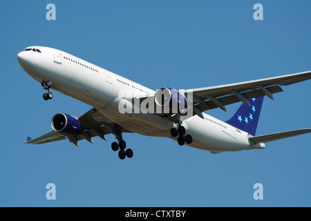 Airbus A330-300 non marquées à l'atterrissage à l'aéroport de Darwin Banque D'Images