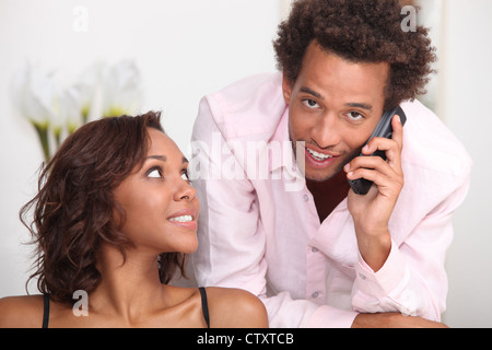 Couple avec téléphone Banque D'Images