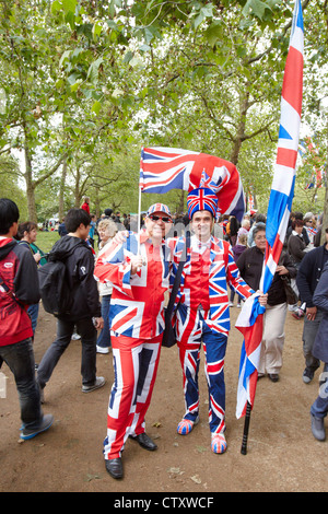 Spectateurs bordent la route du chariot royal procession dans le centre de Londres dans le cadre de la célébration du Jubilé de diamant Banque D'Images