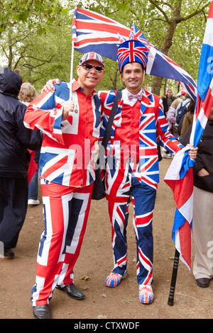 Spectateurs bordent la route du chariot royal procession dans le centre de Londres dans le cadre de la célébration du Jubilé de diamant Banque D'Images