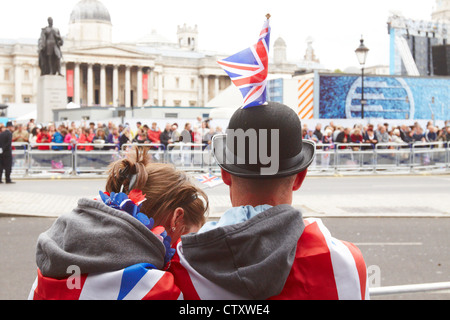 Spectateurs bordent la route du chariot royal procession dans le centre de Londres dans le cadre de la célébration du Jubilé de diamant Banque D'Images