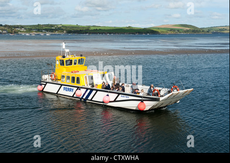 Le Tor noir à Padstow Rock ferry boat sur le fleuve de l'estuaire de Camel à Padstow Cornwall UK Banque D'Images