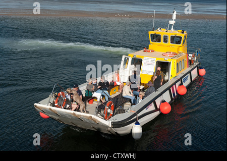 Le Tor noir à Padstow Rock ferry boat sur le fleuve de l'estuaire de Camel à Padstow Cornwall UK Banque D'Images