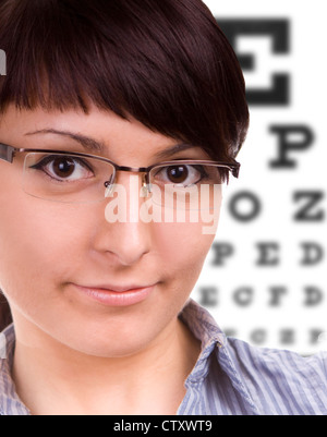 Belle jeune femme porte des lunettes. Diagramme de l'œil en arrière-plan. Banque D'Images