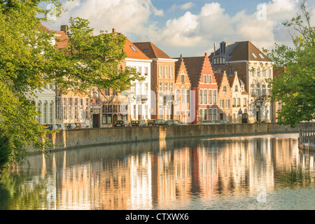 Juste après le lever du soleil Vue sur le canal de Langerei, Bruges avec des bâtiments reflète dans l'eau Banque D'Images
