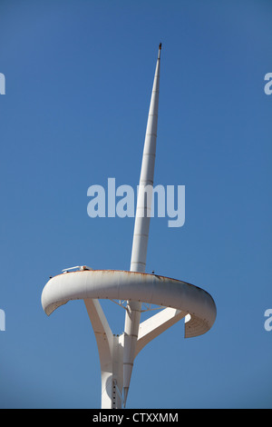 Ville de Barcelone, Espagne. Le Santiago Calatrava Valls conçu Montjuïc tour de communications. Banque D'Images