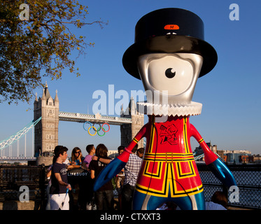 L'un des Mandeville Beefeater mascottes officielles pour les Jeux Olympiques d'été de 2012 à la Tour de Londres, Royaume-Uni. Banque D'Images