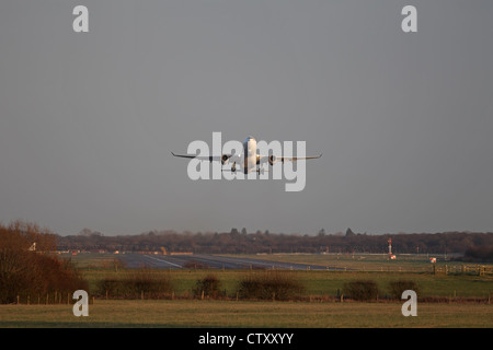 Boeing 747 au décollage de l'aéroport de Gatwick Banque D'Images