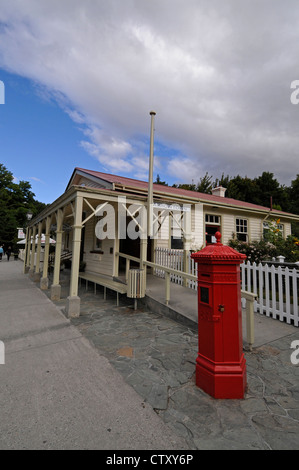 Le bureau de poste et de télégraphe d'Arrowtown et une boîte postale de la Reine Victoria offrent toujours un service public dans la rue Buckingham à Arrowtown, Otago au sud Banque D'Images