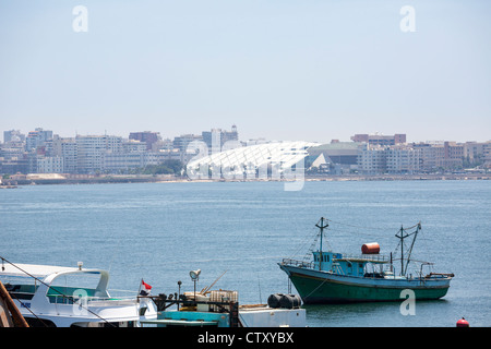Vue depuis le port en direction de la ville et Biblioteca Alexandrina, bibliothèque d'Alexandrie, Egypte Banque D'Images