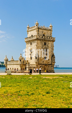 La célèbre façade de calcaire du xvie siècle tour de quatre étages et le bastion de la Torre de Belem sur le Tage à Lisbonne Banque D'Images