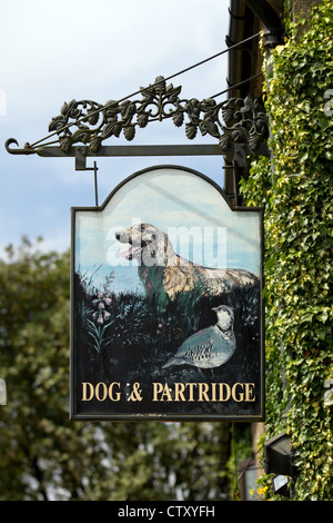Dog & Partridge enseigne de pub broyeuse Lancashire, près de Preston dans l'auge de Bowland, UK Banque D'Images