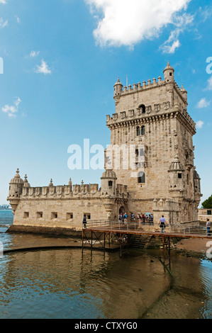 La célèbre façade de calcaire du xvie siècle tour de quatre étages et le bastion de la Torre de Belem sur le Tage à Lisbonne Banque D'Images