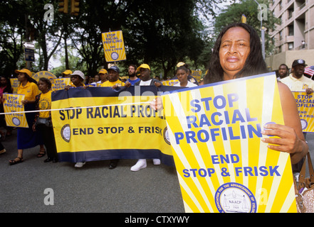 Les manifestants de la marche silencieuse de New York protestent contre le profilage racial et la loi Stop et Frisk aux États-Unis. marche pacifique silencieuse des activistes. Banque D'Images