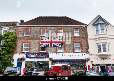 Bunting et un grand drapeau union décorer le centre de Petworth dans le cadre de la célébration du Jubilé de diamant de la Reine. Banque D'Images