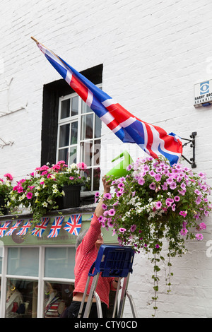 Eaux femme corbeilles suspendues au milieu des drapeaux de l'Union européenne au cours de la célébration du Jubilé de diamant de la Reine à Petworth. Banque D'Images