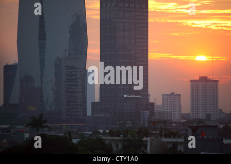 Coucher du soleil sur Jakarta, skyrise haut édifices à Jakarta, Indonésie Banque D'Images