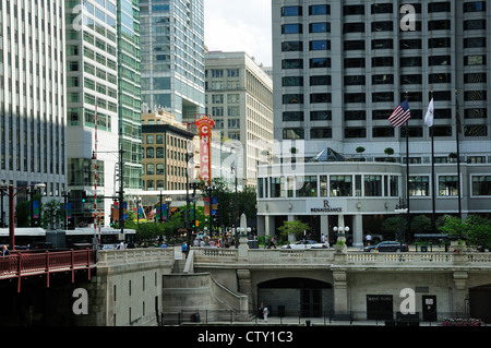 Chicago's State Street Bridge. Le Renaissance Hotel sur la droite. Théâtre de Chicago signe. Banque D'Images