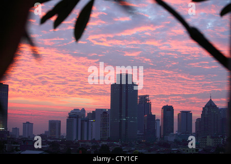 Coucher du soleil sur Jakarta, skyrise haut édifices à Jakarta, Indonésie Banque D'Images