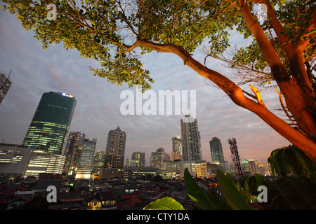 Coucher du soleil sur Jakarta, skyrise haut édifices à Jakarta, Indonésie Banque D'Images