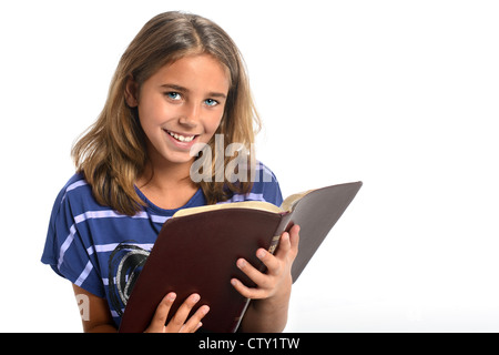 Portrait of young girl holding Bible isolé sur fond blanc Banque D'Images