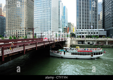 L'architecture de Chicago tour voile chargé avec les touristes d'une croisière sur la rivière Chicago. Banque D'Images