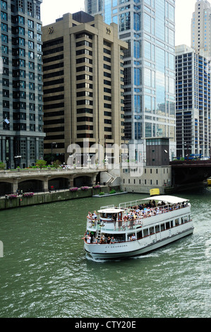 L'architecture de Chicago tour voile chargé avec les touristes d'une croisière sur la rivière Chicago. Banque D'Images