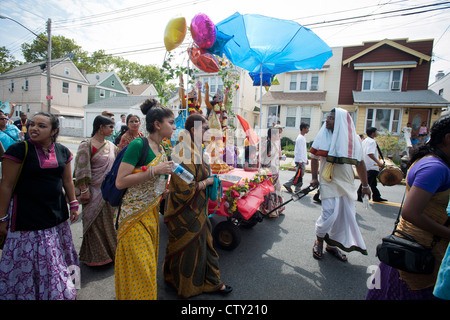 Des centaines de membres de la religion Hare Krishna dans leur rapport annuel mars Ratha Yatra parade. Banque D'Images