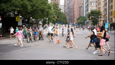 Les bicyclettes et les piétons dans la rue le samedi, 4 août 2012 pour la 5e édition de New York l'événement rues d'été Banque D'Images