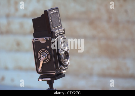 Un vieux Rolleiflex caméra contre un arrière-plan en bleu pâle. Banque D'Images