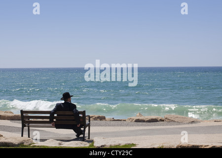 Scène de plage, au bord de la mer, Shlomo Lahat, Promenade à Tel Aviv, Israël Banque D'Images