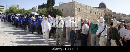 Des groupes de touristes bordée et attendent d'entrer la ville sainte islamique Masjid Qubbat As-Sakhrah ou le dôme du Rocher, Jérusalem, Israël Banque D'Images