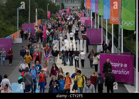 Vue aérienne de foules de spectateurs arrivant à travers une passerelle menant au parc olympique au cours de l'Jeux olympiques de 2012 à Londres, la 30e Olympiade. Approche par le sud, les fans de sport la principale approche Parc olympique, l'emplacement de huit salles dont l'arène principale, centre aquatique et le vélodrome et le Village Olympique des athlètes. Après les Jeux Olympiques, le parc est d'être connu sous le nom de Queen Elizabeth Olympic Park. Banque D'Images