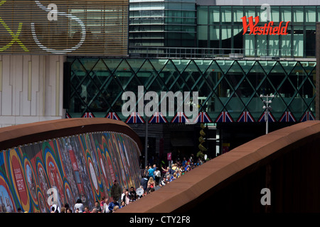 Des foules de spectateurs descendre des marches au Westfield Stratford City Shopping Complex, qui mène au Parc olympique au cours de l'Jeux olympiques de 2012 à Londres, la 30e Olympiade. Situé aux abords du parc olympique 2012, Westfield est le plus grand centre commercial urbain d'offrir de l'accès principal au parc olympique avec un 'street' donnant 75 % des visiteurs d'accéder à l'Olympique le stade principal pour le commerce au détail. Banque D'Images