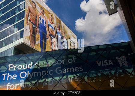 La présence de l'équipe giant Go modèle de rôle des héros de l'athlète sur le côté de la leurs ac au Westfield Stratford City Shopping Complex, qui mène au Parc olympique au cours de l'Jeux olympiques de 2012 à Londres, la 30e Olympiade. Les annonces sont de visa et d'autres chaussures de sport de marque Adidas et leur 'la scène' campagne y compris diver Tom Daley, gymnaste Louis Smith et le chouchou de la athlétisme, heptathlete d'or olympique Jessica Ennis. Banque D'Images