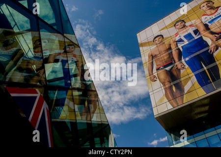 La présence de l'équipe giant Go modèle de rôle des héros de l'athlète sur le côté de la leurs ac au Westfield Stratford City Shopping Complex, qui mène au Parc olympique au cours de l'Jeux olympiques de 2012 à Londres, la 30e Olympiade. L'annonce est pour la marque de chaussures de sport Adidas et leur 'La scène' campagne. Les visages : diver Tom Daley, gymnaste Louis Smith et le chouchou de la athlétisme, heptathlete d'or olympique Jessica Ennis Banque D'Images