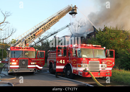 Service d'incendie de Detroit des plates-formes aériennes et des camions de pompiers d'éteindre le feu dans deux postes vacants de deux immeubles à appartements télévision Detroit MI Banque D'Images