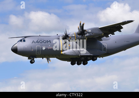 Airbus A400m Atlas de l'approche pour l'atterrissage à RAF Fairford. L'avion de transport A400M est construit par Airbus Military. Banque D'Images