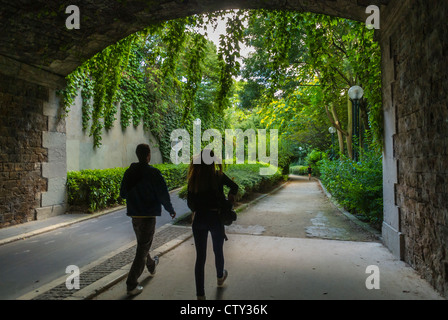 Paris, France, couple, à pied sur Pathway dans le parc 'Promenade plantée », tunnel Banque D'Images