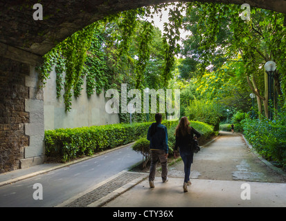 Paris, France, les femmes marchant sur Pathway dans le parc de la Promenade Plantée, été Banque D'Images