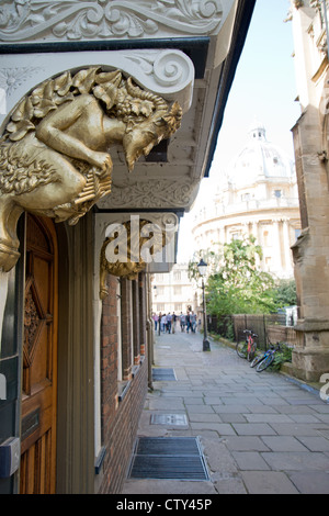 Porte ouvragée en Radcliffe Square, Oxford, Oxfordshire, Angleterre, Royaume-Uni Banque D'Images