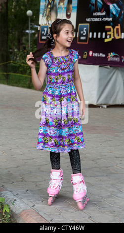 Fille sur patins à roulettes, DOUCHANBÉ, Tadjikistan Banque D'Images
