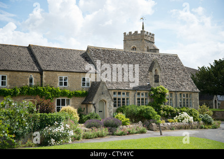 Chalets sur village green, Ducklington, Oxfordshire, Angleterre, Royaume-Uni Banque D'Images